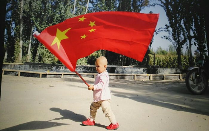1506949301375026129.jpg 9月29日,自治区人民政府办公厅干部刘长缨和她在喀什地区疏勒县阿拉力乡马木克村3组的结亲户尤努斯·斯马义一家在新盖的富民安居房前挂国旗,共同给祖母亲过生日。2_副本_副本.jpg