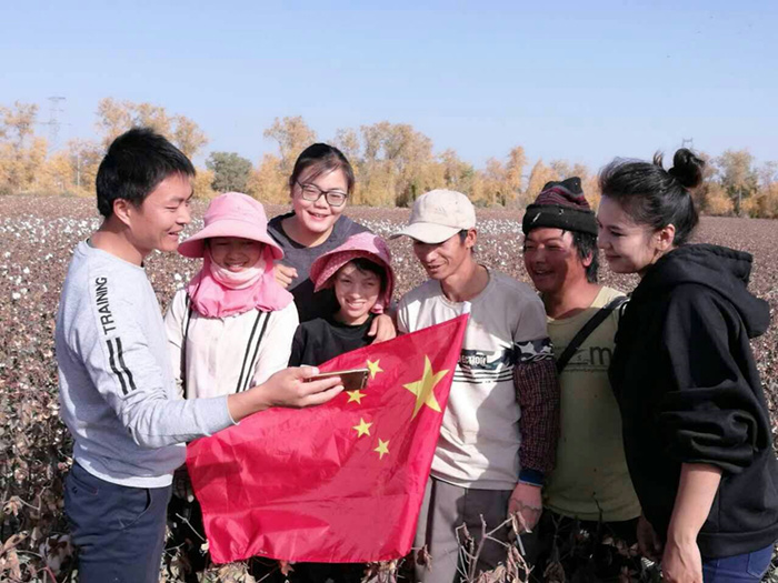 1508466836733078530.jpg 6新疆维吾尔自治区巴州尉犁县纪检监察干部通过手机在棉花地里同村民一起观看十九大视频直播_副本.jpg