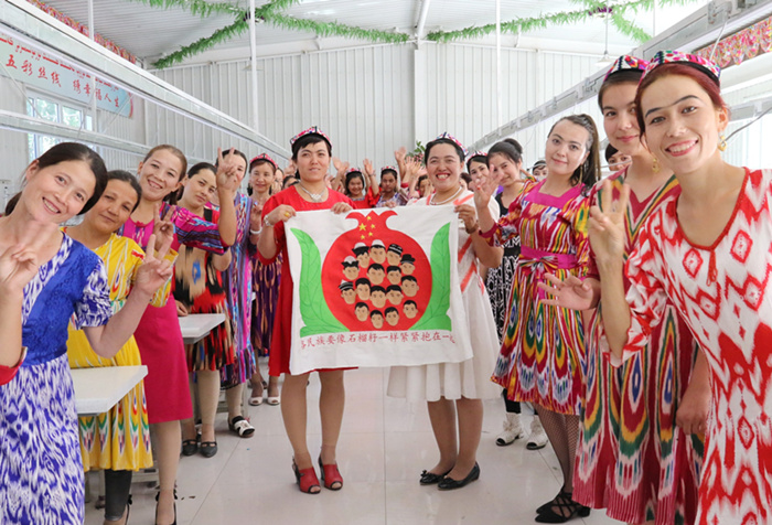 1508816287744078177.jpg 刺绣两姐妹展示绣好的“石榴花开”十字绣_副本_副本.jpg