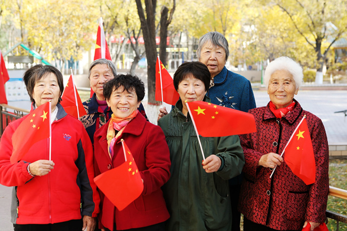 1508816247791047429.jpg 图4 长征社区老阿姨们收看十九大后一起为祖国的繁荣强大加油助力!郭宁摄_副本_副本.jpg