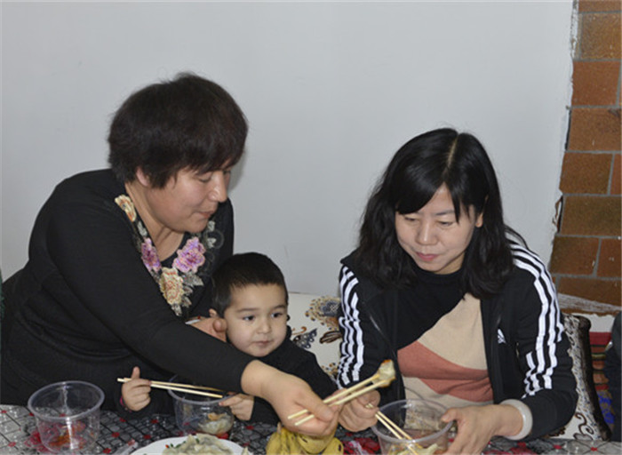 1513943293622088860.jpg 2来,亲戚,先尝一尝这个饺子。.jpg
