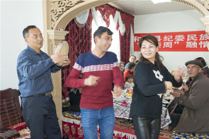 1513943330936062149.jpg 3打起手鼓,跳起舞。平时一脸严肃的曾铭大姐,笑起来也是如此的动人。.jpg