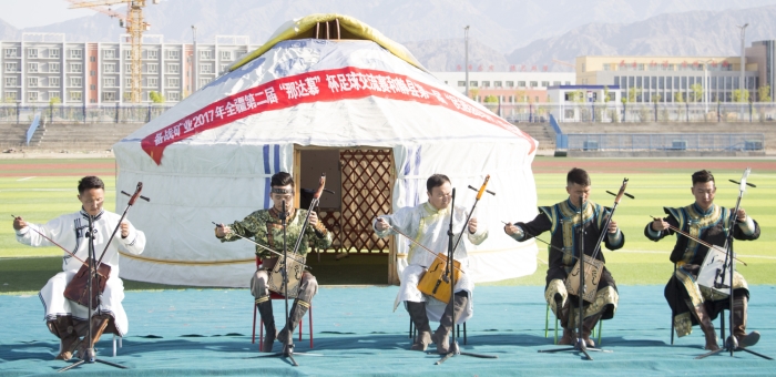 1516707820673092449.jpg 图十七 在“民族团结杯”足球赛现场演出_副本.jpg