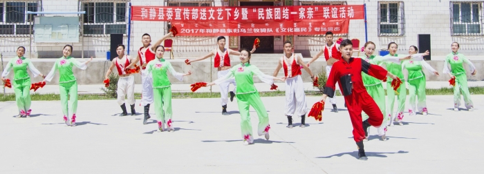 1516707760951047103.jpg 图三、为基层群众演出_副本.jpg