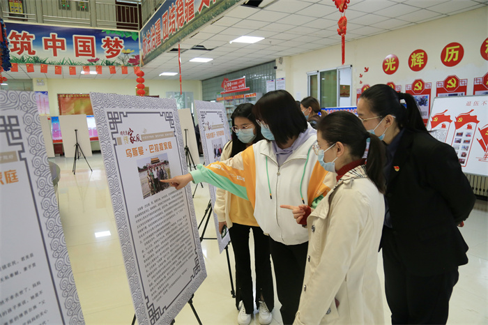 6.在轮台县新城社区家风宣教馆,“颂党恩 传家风”家风家训主题展板展览活动吸引了众多干部群众前来参观。(轮台县纪委监委 张越 摄).jpg