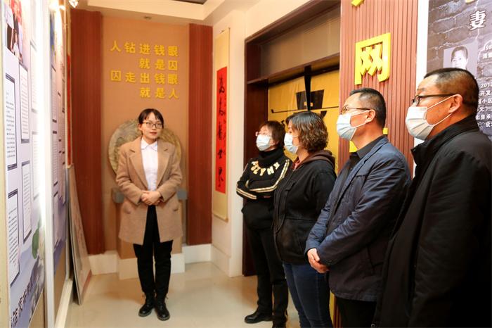 7.焉耆县纪委监委开展廉洁家书征集活动,通过挑选优秀廉洁家书载入廉政教育基地,组织党员干部及家属参观学习,做好廉洁从政“宣传员”和“监督员”。(焉耆县纪委监委 麻筱雪 摄).jpg