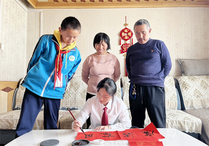4.书法传家风,墨宝话家训。且末县纪委监委用书画艺术形式宣传清廉家风家训,以廉洁家风涵养清风正气。(且末县纪委监委 位凯华 摄).jpg