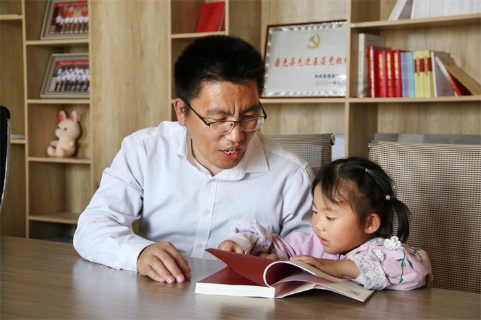 3.若羌县纪检监察干部为孩子讲述红色家书故事,带头树好清廉家风榜样,传承好家训。(若羌县纪委监委 彭文晶 摄).jpg