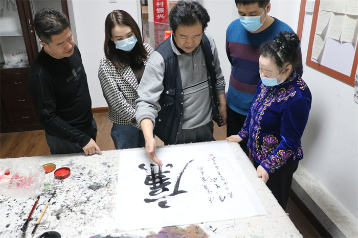 1.“以德传家,知耻倡廉”。库尔勒市萨依巴格街道通过举办“廉洁微课堂”,带领广大党员领导干部家属学廉史、读廉语、写廉字、践廉行,以实际行动传播清廉正能量。(库尔勒市纪委监委 葛会团 摄).jpg