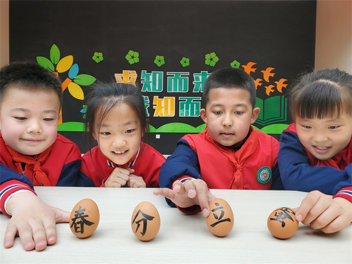 2.“春分到,蛋儿俏”,来自库尔勒市实验中学的孩子们小心翼翼地将光滑均匀的鸡蛋竖立在桌子上,开心地做着“竖蛋”试验。(库尔勒市纪委监委 王旗 摄).jpg