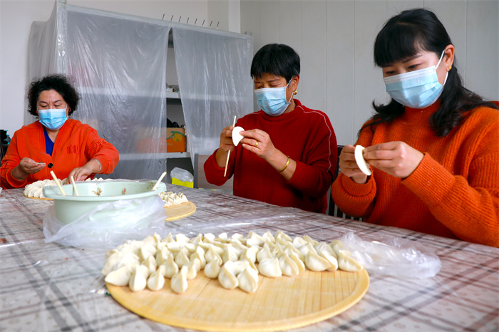 7.大寒小寒,吃饺子过年。严寒时节,人们通过吃饺子来驱赶严寒,包住福运,期盼来年日子更甜、生活更好。(和硕县纪委监委供 王子阳 摄).jpg
