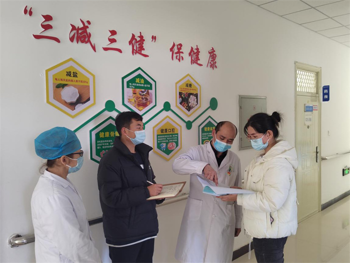 3.尉犁县纪委监委通过入户走访、交谈询问、查阅资料等方式,深入各乡镇卫生院对农村合作医疗保险资金开展专项监督检查,对发现的问题快查快改,切实守护好老百姓的“救命钱”。(尉犁县纪委监委 宋爱航 摄).jpg