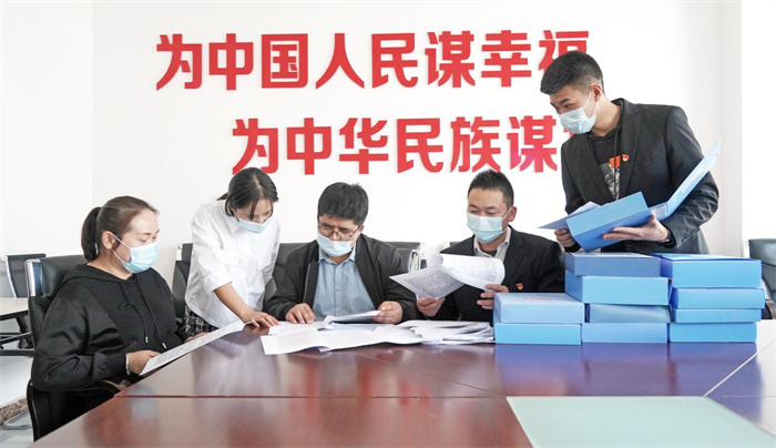 2.且末县纪委监委立足职责定位,聚焦民生领域腐败和作风问题开展监督检查,不断加大力度整治群众身边不正之风和腐败问题,让人民群众感到公平正义就在身边。(且末县纪委监委 梁斌 摄).jpg