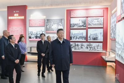 习近平参观新疆维吾尔自治区成立70周年主题成就展